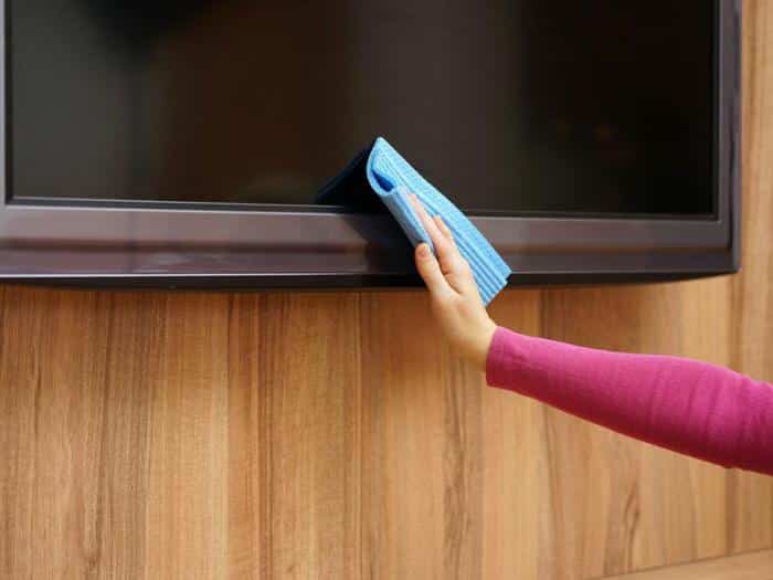 Чем протирать экран телевизора в домашних условиях, как убрать пятна и царапины